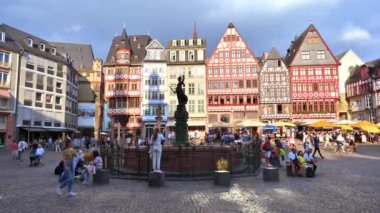 FRANKFURT, GERMANY - 11 Eylül 2022: Roemerberg manzarası. Adalet Pınarı, birden fazla insan ve yarı ahşap binalarla dolu bir meydan.