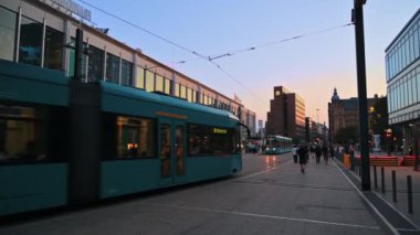 FRANKFURT, ALMANY - 11 Eylül 2022: gün batımında şehrin sokak manzarası. Modern binalar, tramvaylar, yürüyen insanlar...