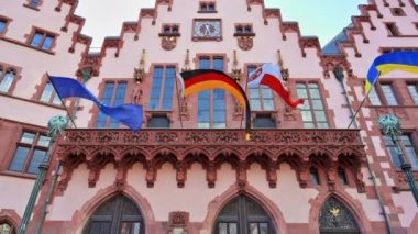 Frankfurt, Almanya 'da Roemerberg' de bulunan belediye binasının manzarası. Üzerinde bayraklar olan ulusal bir cephe.