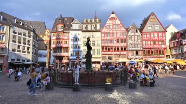 Frankfurt Alemania Septiembre 2022 Vista Del Roemerberg Plaza Con Fuente — Vídeo de stock