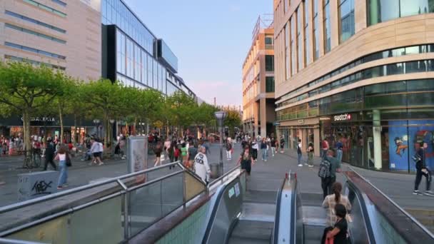 法兰克福 2022年9月11日 日落时市中心的街景 广场上有地铁站 多人步行和现代建筑 — 图库视频影像