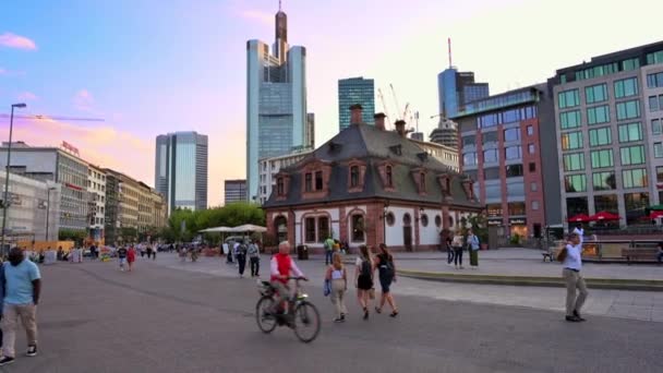 法兰克福 2022年9月11日 日落时市中心的街景 大广场 有老楼 走着的人和远处的摩天大楼 — 图库视频影像