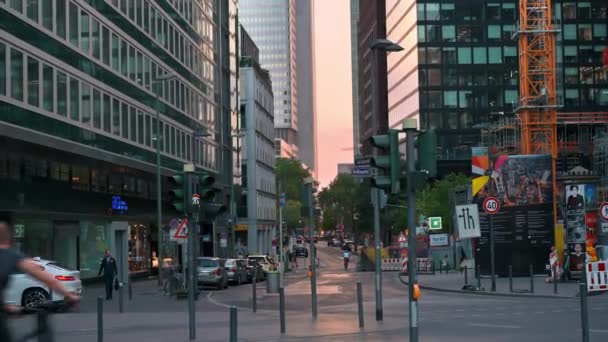 2022年9月11日 日没時に市内中心部の街の景色 近代的な建物や高層ビルが立ち並ぶ通り — ストック動画