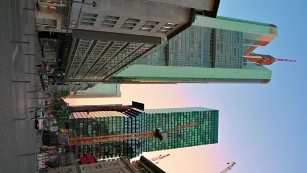 法兰克福 法兰克福 2022年9月11日 日落时市中心的街道垂直视图 有现代建筑和摩天大楼的街道 步行的人 — 图库视频影像