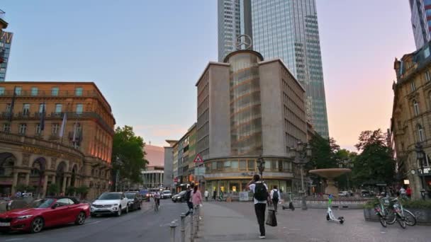 Frankfurt Alemania Septiembre 2022 Vista Calle Del Centro Ciudad Atardecer — Vídeo de stock