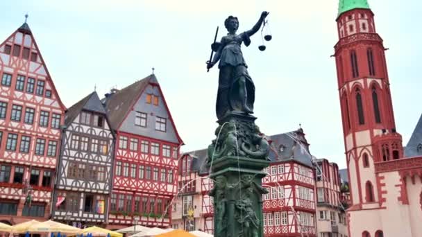 Fountain Justice Gevestigd Roemerberg Frankfurt Duitsland Gebouwen Met Vakwerk Achtergrond — Stockvideo