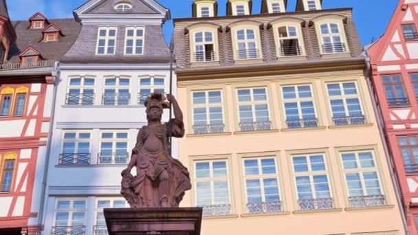Статуя Розташована Роемерберзі Франкфурт Німеччина Напівбрудні Будинки Задньому Плані — стокове відео