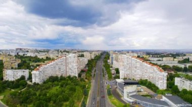 Moldova, Chisinau 'nun hava aracı görüntüsü. Şehir kapılarının olduğu yerleşim bölgesi manzarası, birden fazla bina, yollar, yemyeşil alan