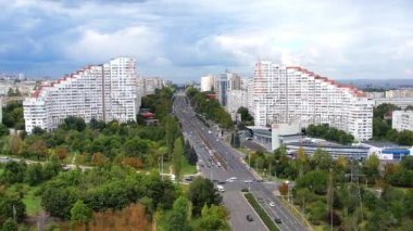 Moldova, Chisinau 'nun hava aracı görüntüsü. Şehir kapılarının olduğu yerleşim bölgesi manzarası, birden fazla bina, yollar, yemyeşil alan