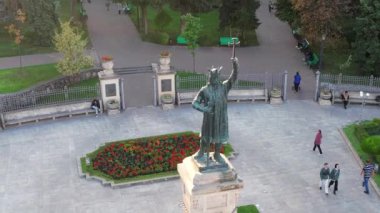 CHISINAU, MOLDOVA - Eylül, 2022: şehir merkezinin hava aracı görüntüsü. Central Park yakınlarındaki Büyük Stephen Anıtı 'nın manzarası. Bir sürü yeşillik, çiçekler, yürüyen insanlar.