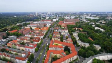 Siemensstadt 'ın hava aracı görüntüsü, Berlin, Almanya. Uzakta yeşillik, binalar ve elektrik santrali olan yerleşim bölgesi