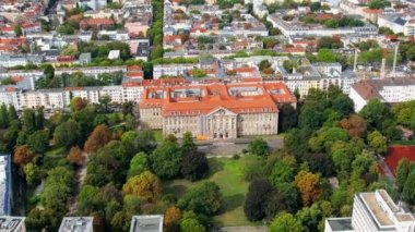 Schoneberg, Berlin, Almanya 'nın insansız hava aracı görüntüsü. Kleist Park ve Kammergericht binaları ve çevresindeki yerleşim yerleri.
