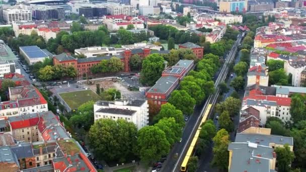 Luchtdrone Zicht Kreuzberg Berlijn Duitsland Woonwijk Met Groen Kantoor Woongebouwen — Stockvideo