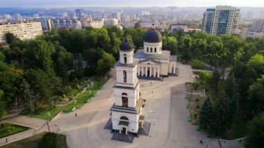 Chisinau 'nun güneş doğarken, Moldova' daki hava aracı görüntüsü. Central Park 'ın panoramik manzarası, Katedral, yürüyen insanlar ve bir sürü yeşillik, binalar