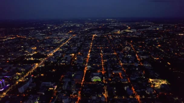 夕暮れ時のチシナウの空中ドローンビュー モルドバ 複数の建物 道路や照明と市内中心部の眺め — ストック動画