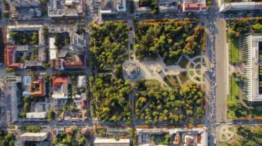 Chisinau 'nun güneş doğarken, Moldova' daki hava aracı görüntüsü. Central Park 'a, Katedral' e, hükümete, bir sürü yeşilliğe, binalara dikey bir bakış.