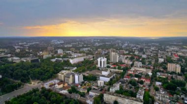Chisinau 'nun günbatımında Moldova' da hava aracı görüntüsü. Şehir merkezinin birden fazla binası, yolları, yemyeşil manzarası
