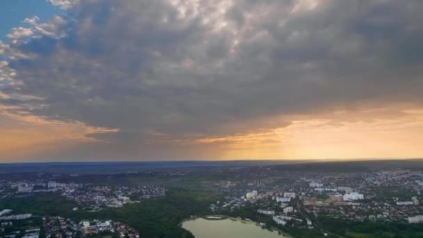 Vista Aérea Del Dron Chisinau Atardecer Moldavia Valea Morilor Park — Vídeo de stock