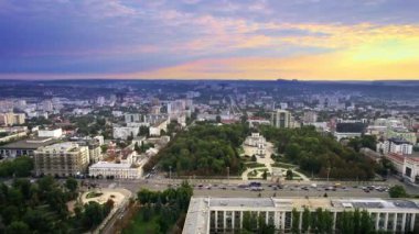 Chisinau 'nun güneş doğarken, Moldova' daki hava aracı görüntüsü. Central Park 'ın panoramik manzarası, Katedral, Hükümet bir sürü yeşillik, binalar