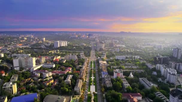 チシナウ モルドバの空中ドローンビュー 複数の住宅建築物 交通量の多い道路の眺め — ストック動画