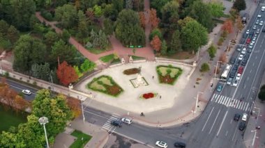 Chisinau 'nun Moldova' daki hava aracı görüntüsü. Central Park manzarası, Büyük Stephen anıtı, bir sürü yeşillik, arabalı yollar.