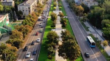 Moldova, Chisinau 'nun hava aracı görüntüsü. Bir cadde manzarası, bir anıt ve yeşillik, birden fazla mesken binası, sirk, trafik yolu.