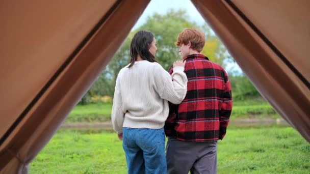 夫婦が抱き合って テラスで話していると テントの中から眺めることができます 緑豊かな森周辺 — ストック動画