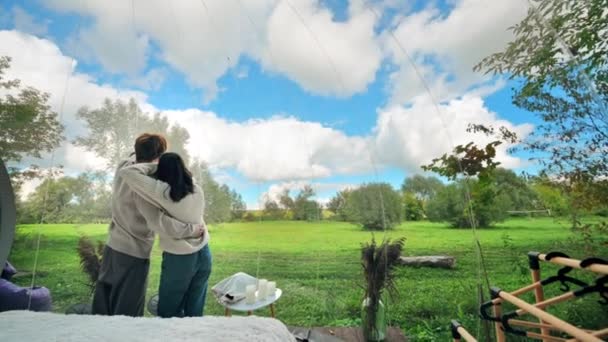 Glamping Deki Bir Çadırda Birbirine Sarılan Bir Çift Çevredeki Yemyeşil — Stok video