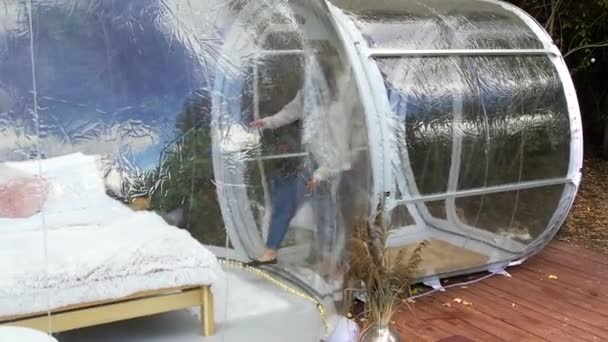 Una Pareja Hablando Abrazando Entrando Una Carpa Transparente Burbujas Glamping — Vídeos de Stock