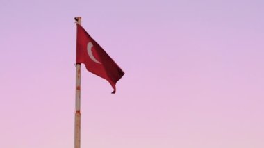 Türkiye 'de günbatımında Kemer' de Türk bayrağı dalgalanırken