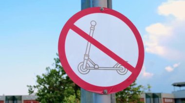 Türkiye 'nin Antalya kentinde elektrikli scooterlarla ilgili kısıtlayıcı harekette bir tabela