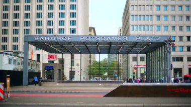 BERLİN, Almanya - Eylül 2022: Potsdamer Platz. Modern tasarımı olan tren istasyonu, yürüyen insanlar ve arka planda yüksek binalar.