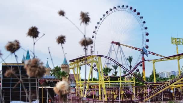 Türkiye Nin Antalya Kentinde Dönme Dolabı Olan Bir Lunapark Manzarası — Stok video