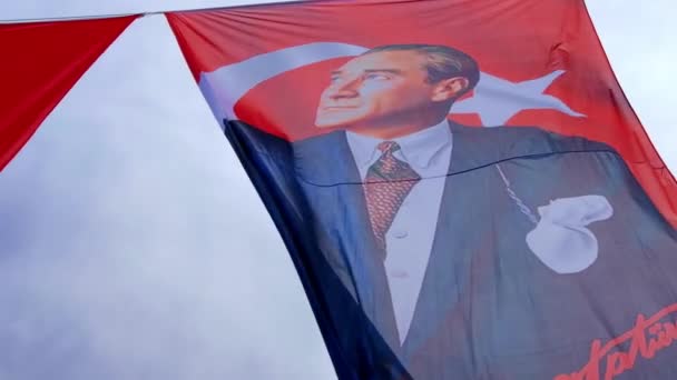Turkse Vlag Met Portret Van Mustafa Kemal Ataturk Wapperend Wind — Stockvideo