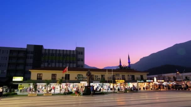 Kemer Turkey 2022年9月 日没時の中央広場の眺め レストラン 歩行者 ムスタファ ケマル アタチュルクへの記念碑 — ストック動画