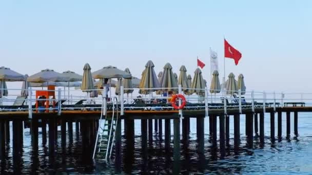 土耳其开普勒 2022年9月 日落时的地中海沿岸海滩景观 在码头休息的人 — 图库视频影像
