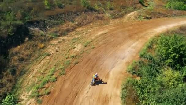 Drohnenbild Eines Motorradfahrers Bei Einem Motocross Rennen Schlammpiste Rallye Motorräder — Stockvideo