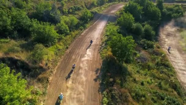 Drohnenbild Von Motorradfahrern Die Bei Einem Motocross Rennen Von Sprungbrettern — Stockvideo