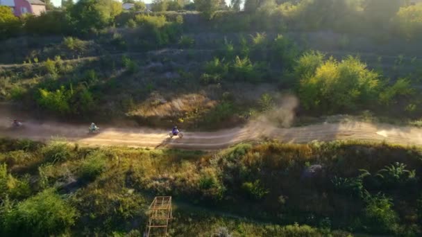 Flygdrönare Syn Motorcyklister Hoppar Från Språngbrädor Motocross Ras Lera Spår — Stockvideo