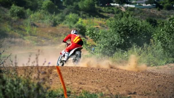 Blick Auf Motorradfahren Bei Einem Motocross Rennen Schlammpiste Rallye Motorräder — Stockvideo