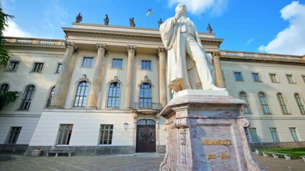 Вид Університет Гумбольдта Берліні Німеччина Статуя Германа Фон Гельмгольца Передньому — стокове відео