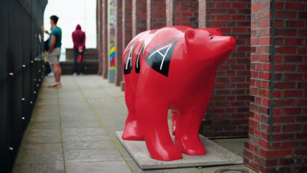 Berlin Γερμανία Σεπτεμβριοσ 2022 Άποψη Του Αγάλματος Της Κόκκινης Αρκούδας — Αρχείο Βίντεο