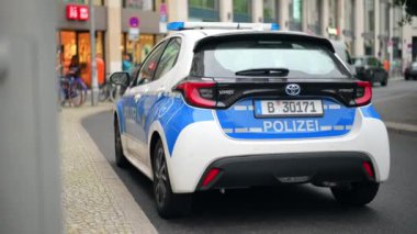BERLİN, ALMANY - EYLÜL, 2022: Sokakta park halindeki Toyota Yaris melez polis arabası