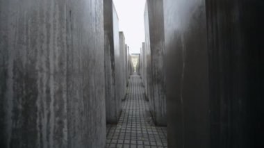 BERLİN, ALMANY - Eylül 2022: Berlin, Almanya 'da öldürülen Avrupa Yahudilerinin anısına yapılan anıtın görüntüsü. Aralarında dar sokaklar bulunan dikdörtgen beton bloklar.