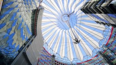 BERLİN, ALMANY - Eylül 2022: Berlin, Almanya 'daki Sony Center' ın iç görünümü. Birden fazla modern bina ve şeffaf çatısı olan merkez forumu