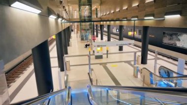 BERLİN, Almanya - Eylül 2022 Unter den Linden metro istasyonunun içi