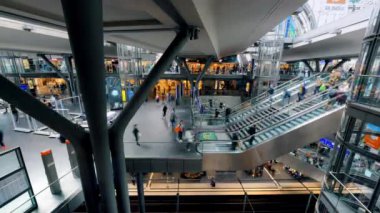BERLİN, GERMANY - EPTEMBER, 2022: Modern tasarım, birden fazla mağaza ve insan ile Merkez İstasyonun iç mekanının zaman gösterimi