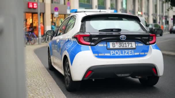 Berlin Deutschland September 2022 Geparktes Toyota Yaris Hybrid Polizeiauto Auf — Stockvideo