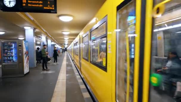 Berlín Alemania Septiembre 2022 Interior Una Estación Metro Con Parada — Vídeos de Stock