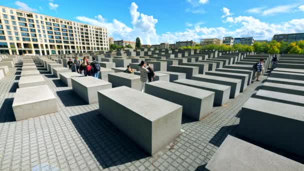 ベルリン ドイツ 2022年9月 ヨーロッパのユダヤ人殺害記念碑のタイムラプスビュー それらの間の狭い路地を持つ長方形のコンクリートブロックの行は 人々を歩く — ストック動画